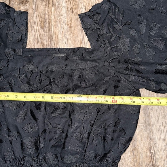 Ann Taylor • 3D Floral Flutter Sleeve Peplum Top - Picture 4 of 9